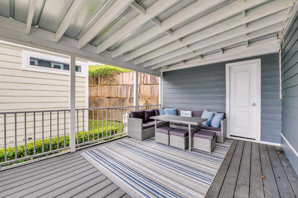 Lake Norman Getaway with Pool Access and Kayaking!